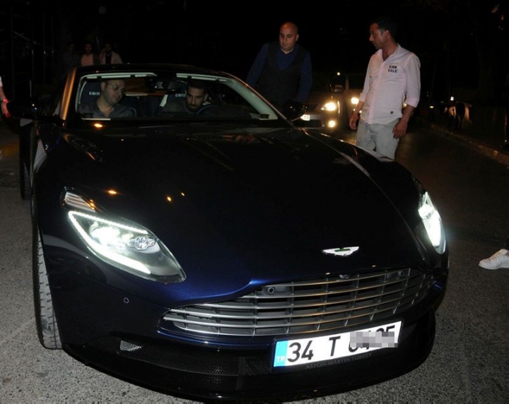 Yerli ve yabancı yıldız isimlerin lüks otomobilleri! 12