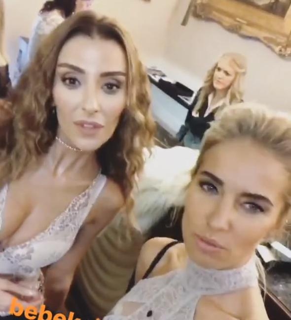 Burcu Esmersoy ve Özge Ulusoy'un cüretkar kıyafeti! 2