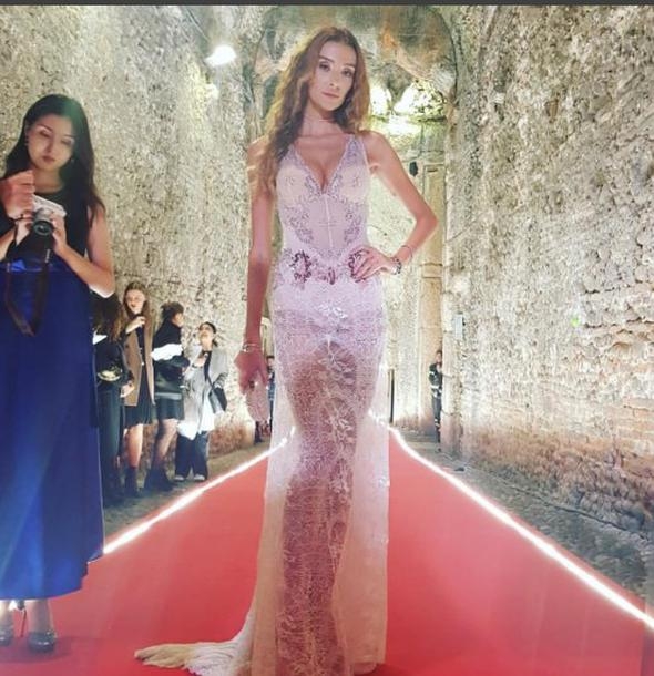 Burcu Esmersoy ve Özge Ulusoy'un cüretkar kıyafeti! 5