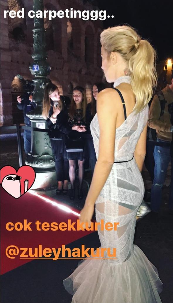 Burcu Esmersoy ve Özge Ulusoy'un cüretkar kıyafeti! 1
