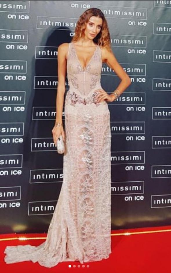Burcu Esmersoy ve Özge Ulusoy'un cüretkar kıyafeti! 4