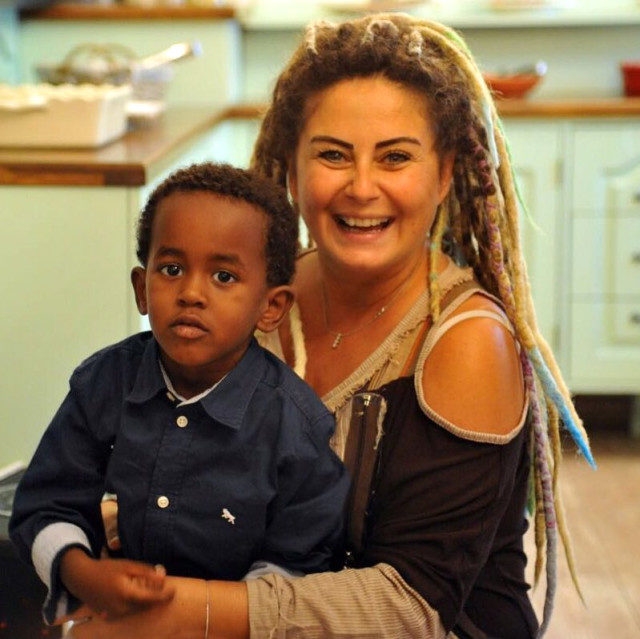 Esra Akkaya ve siyahi oğlu Instagram fenomeni oldu! 2