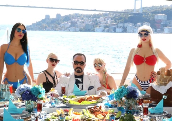 Adnan Oktar ve kediciklerinin dillere destan yat sefası! 1