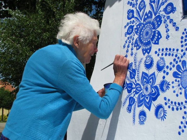 Çek asıllı büyükanne yaşadığı köyü sanat sergisine çevirdi! 8