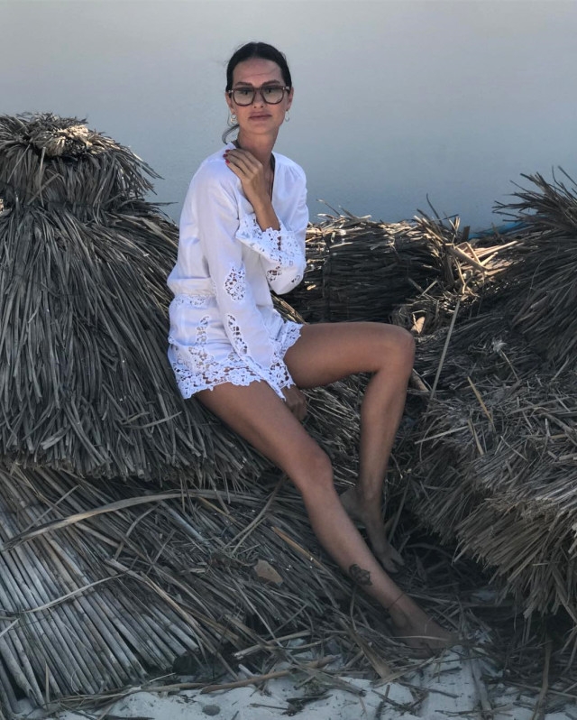 Yasemin Özilhan'ın tasarım koleksiyonuna ünlüler akın etti! 18
