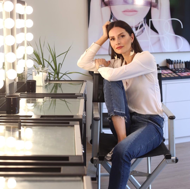 Yasemin Özilhan'ın tasarım koleksiyonuna ünlüler akın etti! 19
