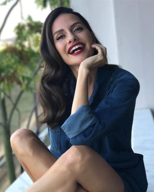 Yasemin Özilhan'ın tasarım koleksiyonuna ünlüler akın etti! 17