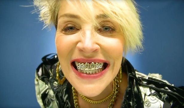 Sharon Stone'dan 25 yıl sonra gelen meşhur oturuş! 24