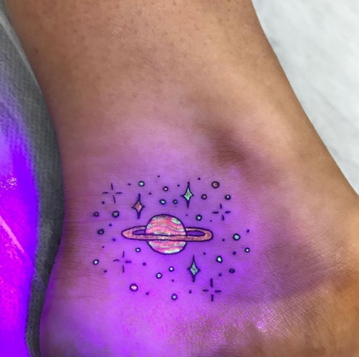 Yeni moda "UV dövmeleri"ni görenler hayran kalıyor! 9