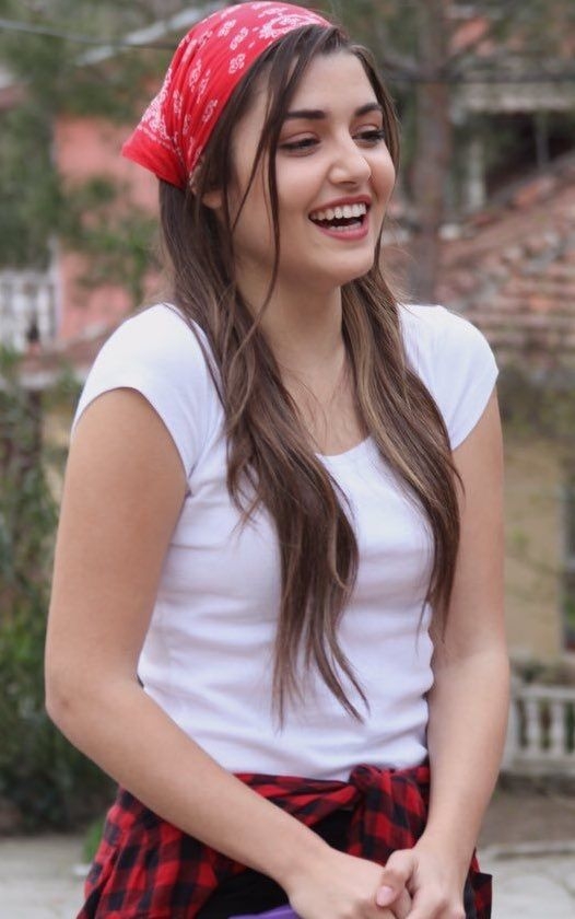 Hande Erçel'e yeni sevgiliden büyük yasak! 2