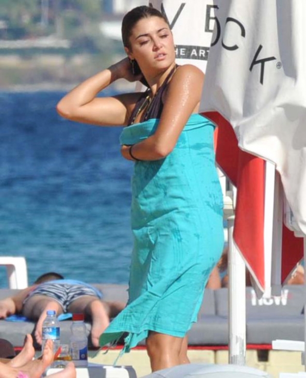 Hande Erçel'e yeni sevgiliden büyük yasak! 23
