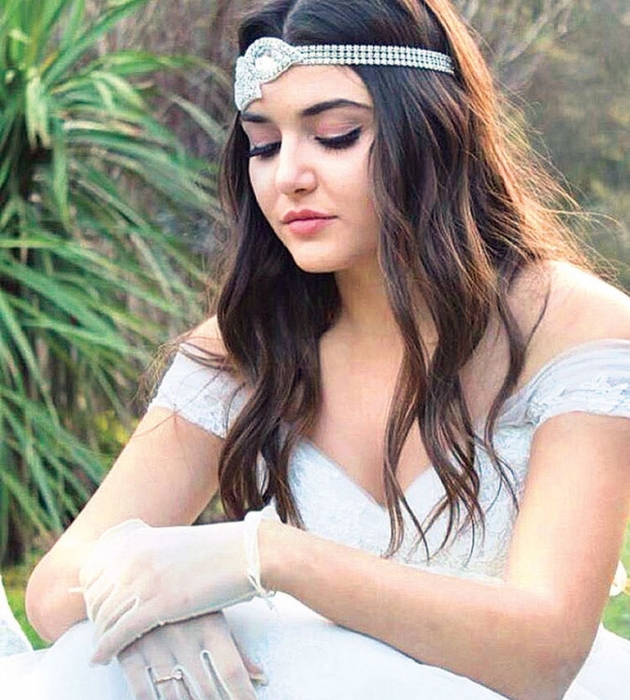 Hande Erçel'e yeni sevgiliden büyük yasak! 33