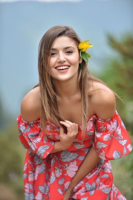 Hande Erçel'e yeni sevgiliden büyük yasak! 52