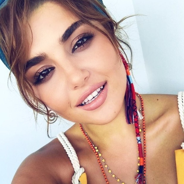 Hande Erçel'e yeni sevgiliden büyük yasak! 46