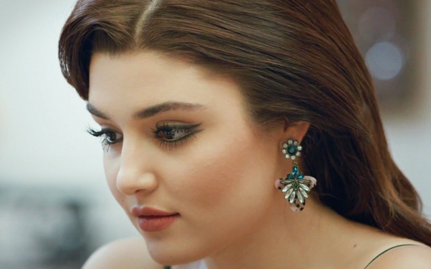 Hande Erçel'e yeni sevgiliden büyük yasak! 31