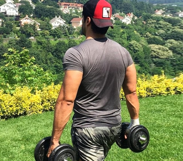 Burak Özçivit'in Best Model yarışmasındaki hali görenleri şaşkına çevirdi! 8