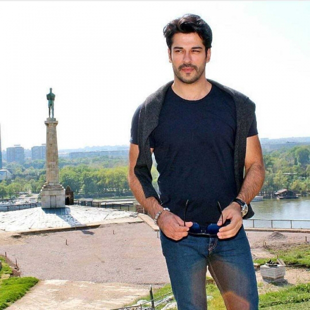 Burak Özçivit'in Best Model yarışmasındaki hali görenleri şaşkına çevirdi! 26