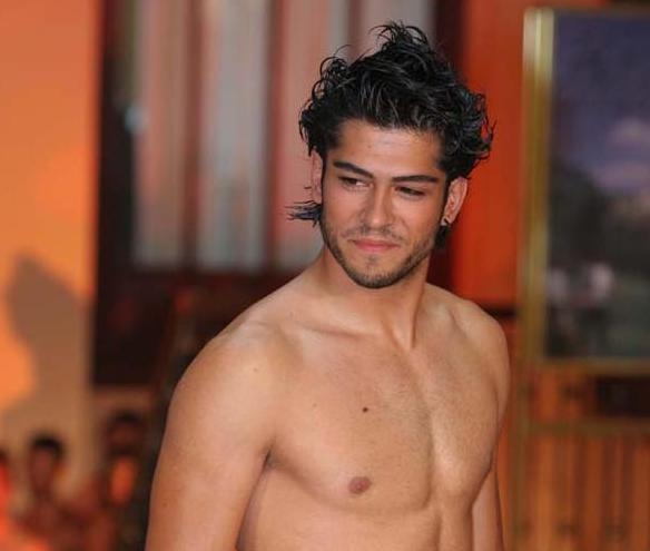 Burak Özçivit'in Best Model yarışmasındaki hali görenleri şaşkına çevirdi! 5