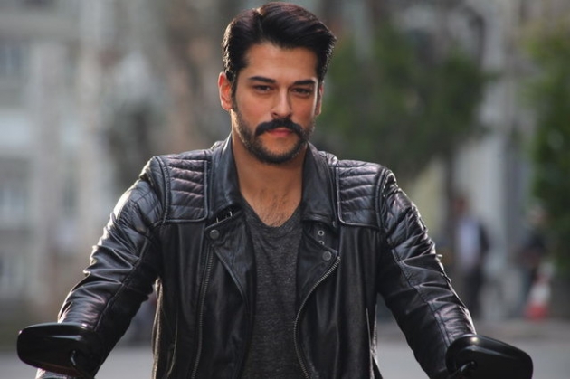 Burak Özçivit'in Best Model yarışmasındaki hali görenleri şaşkına çevirdi! 30
