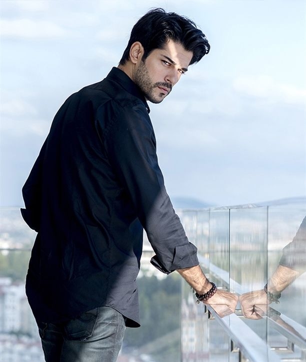 Burak Özçivit'in Best Model yarışmasındaki hali görenleri şaşkına çevirdi! 27
