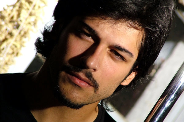 Burak Özçivit'in Best Model yarışmasındaki hali görenleri şaşkına çevirdi! 15