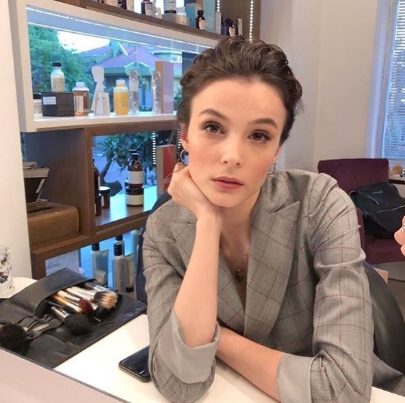 Büşra Develi oyunculukta yaşadığı iniş ve çıkışları Miss Vogue Türkiye'ye anlattı! 16