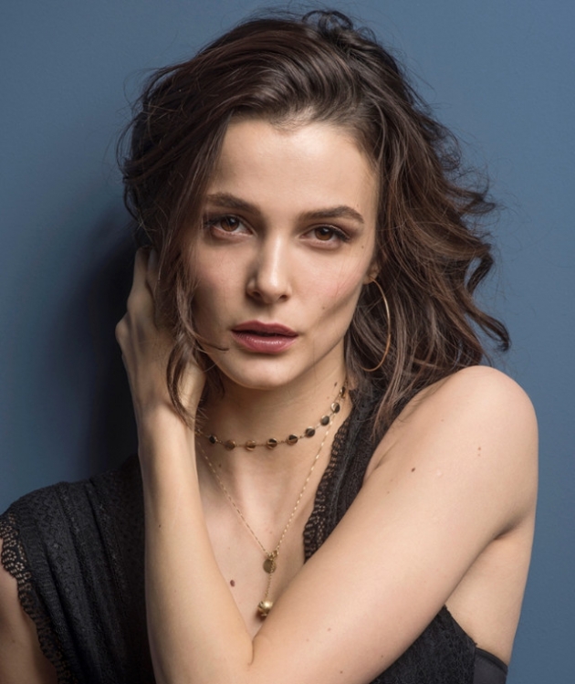 Büşra Develi oyunculukta yaşadığı iniş ve çıkışları Miss Vogue Türkiye'ye anlattı! 9