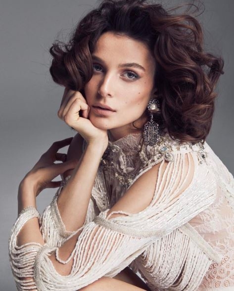 Büşra Develi oyunculukta yaşadığı iniş ve çıkışları Miss Vogue Türkiye'ye anlattı! 13