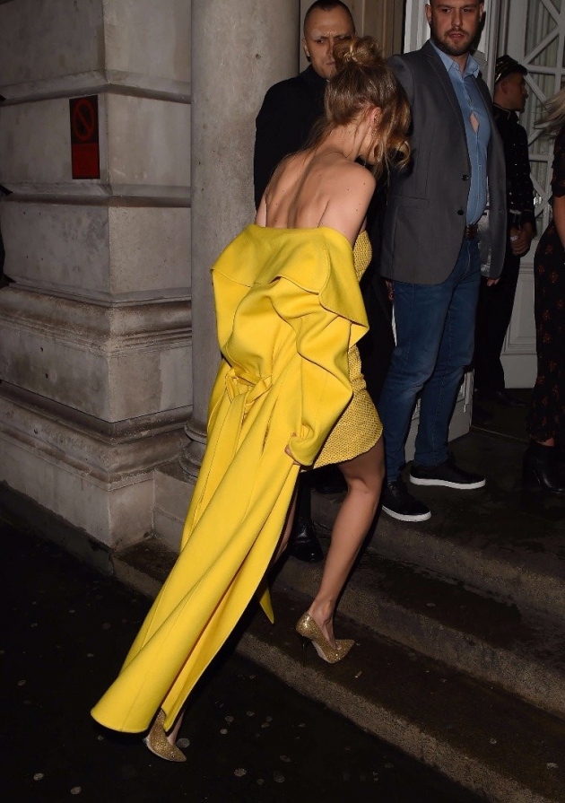 Gigi Hadid dünyaca ünlü kozmetik markasıyla güzelliğini ortaya koydu! 35