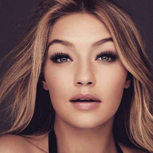 Gigi Hadid dünyaca ünlü kozmetik markasıyla güzelliğini ortaya koydu! 11