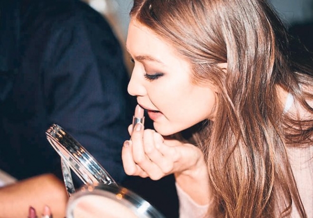 Gigi Hadid dünyaca ünlü kozmetik markasıyla güzelliğini ortaya koydu! 33