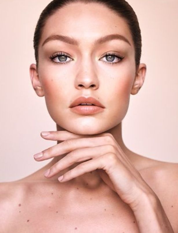 Gigi Hadid dünyaca ünlü kozmetik markasıyla güzelliğini ortaya koydu! 21