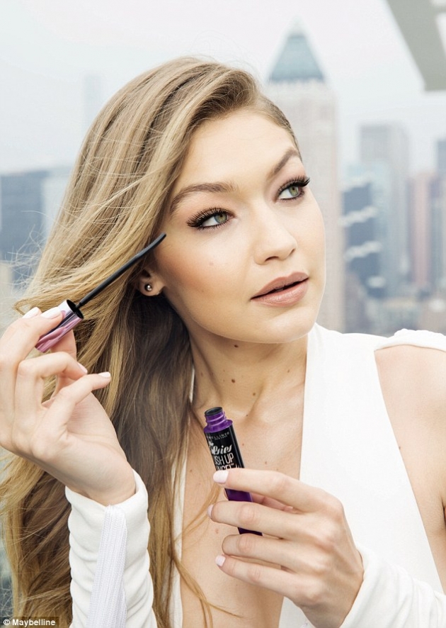 Gigi Hadid dünyaca ünlü kozmetik markasıyla güzelliğini ortaya koydu! 25