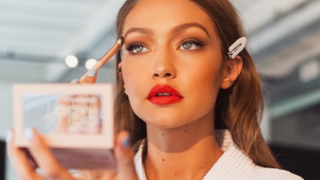 Gigi Hadid dünyaca ünlü kozmetik markasıyla güzelliğini ortaya koydu! 26