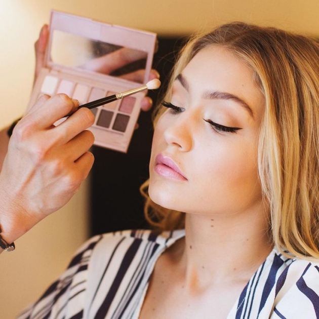 Gigi Hadid dünyaca ünlü kozmetik markasıyla güzelliğini ortaya koydu! 8