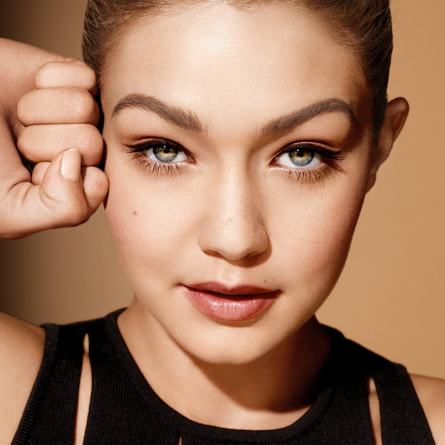 Gigi Hadid dünyaca ünlü kozmetik markasıyla güzelliğini ortaya koydu! 9