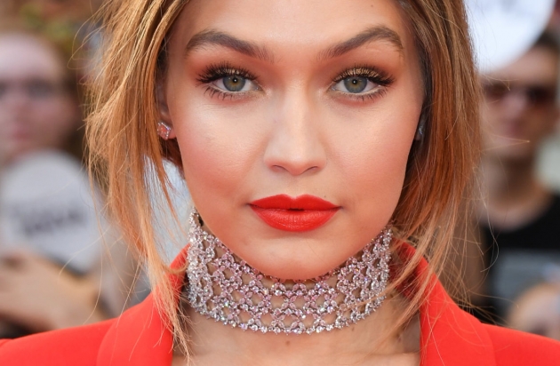 Gigi Hadid dünyaca ünlü kozmetik markasıyla güzelliğini ortaya koydu! 37