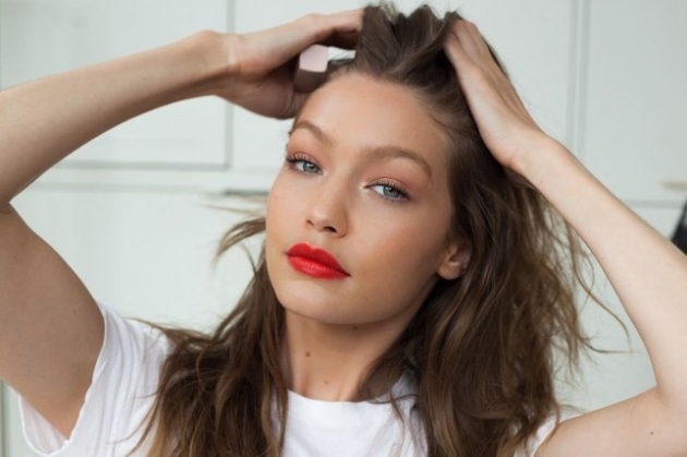 Gigi Hadid dünyaca ünlü kozmetik markasıyla güzelliğini ortaya koydu! 27