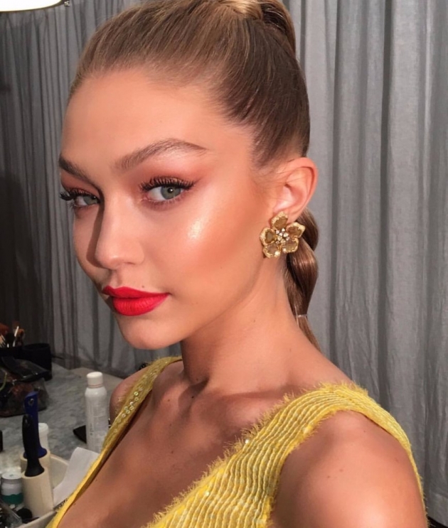 Gigi Hadid dünyaca ünlü kozmetik markasıyla güzelliğini ortaya koydu! 16