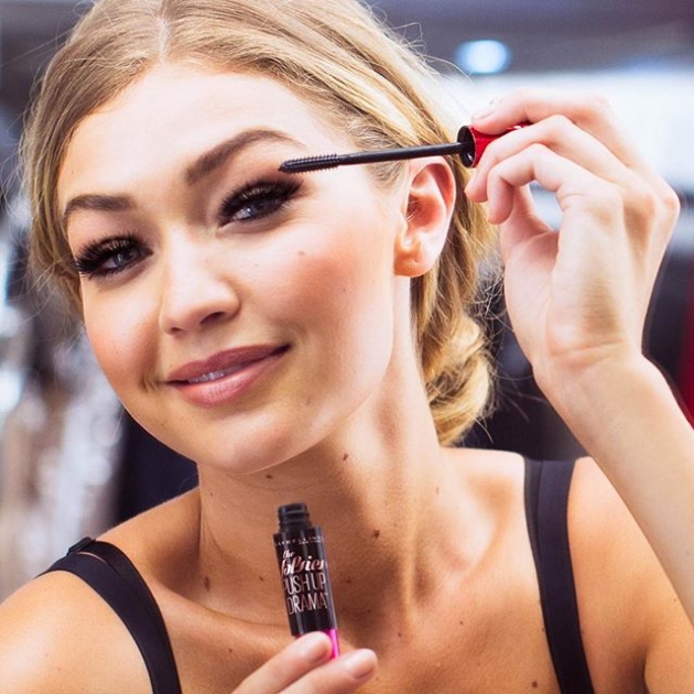 Gigi Hadid dünyaca ünlü kozmetik markasıyla güzelliğini ortaya koydu! 1