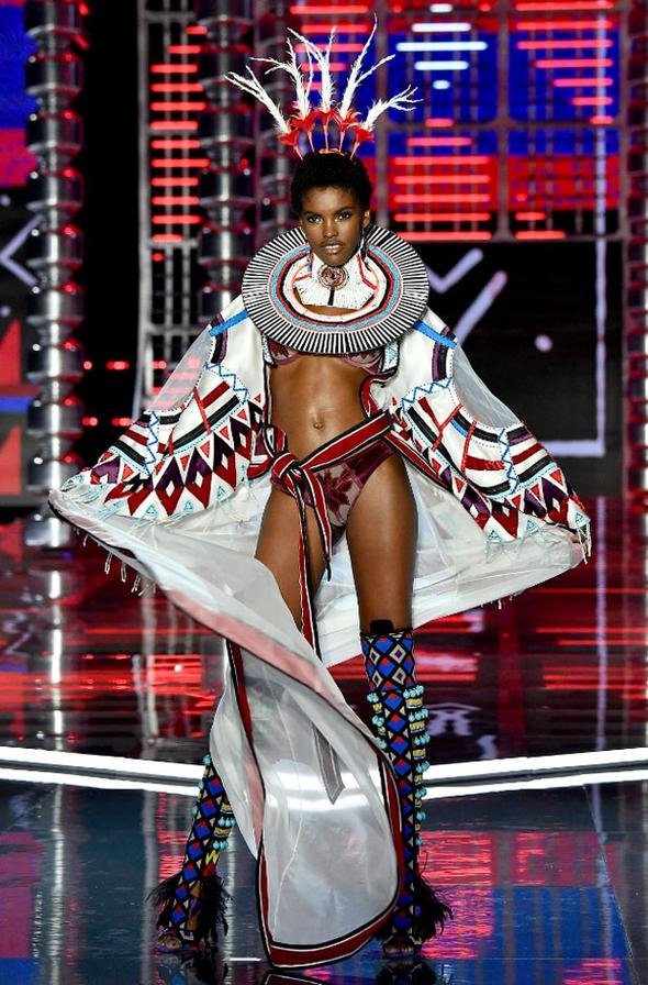 Victoria Secret'ın muhteşem defilesinde yere kapaklandı! 12