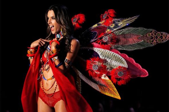 Victoria Secret'ın muhteşem defilesinde yere kapaklandı! 51