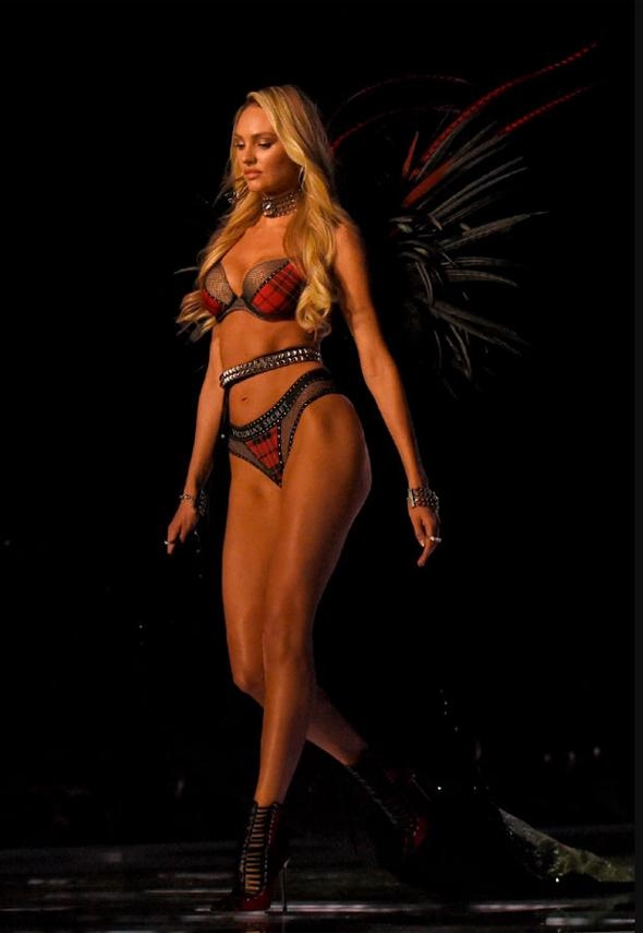 Victoria Secret'ın muhteşem defilesinde yere kapaklandı! 46