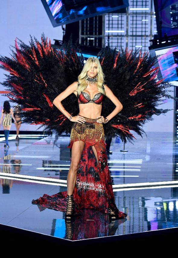 Victoria Secret'ın muhteşem defilesinde yere kapaklandı! 11