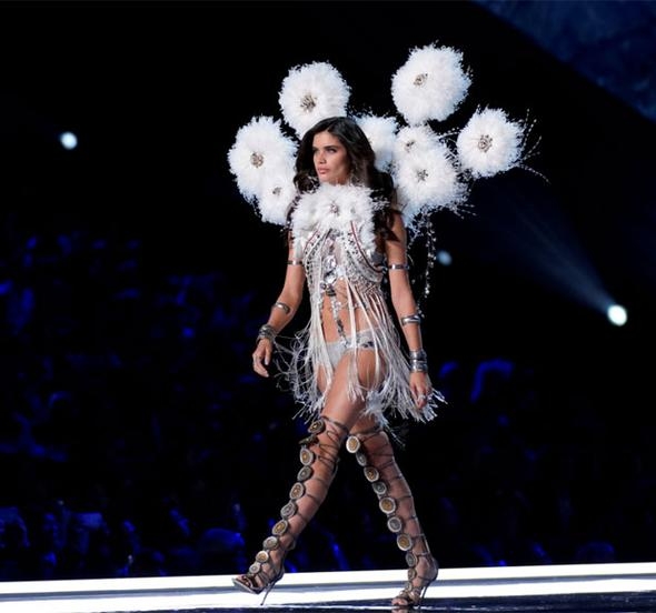 Victoria Secret'ın muhteşem defilesinde yere kapaklandı! 58