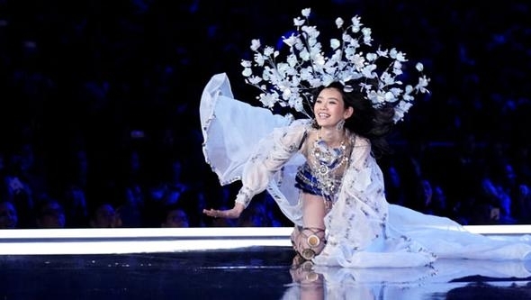 Victoria Secret'ın muhteşem defilesinde yere kapaklandı! 1