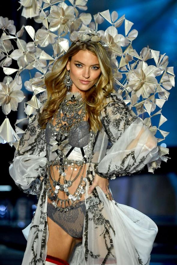 Victoria Secret'ın muhteşem defilesinde yere kapaklandı! 32