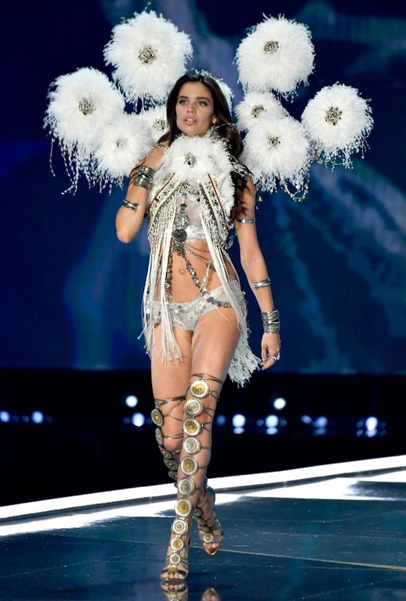 Victoria Secret'ın muhteşem defilesinde yere kapaklandı! 31