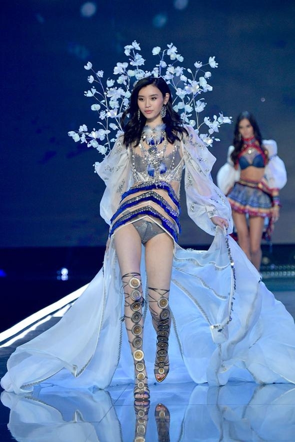 Victoria Secret'ın muhteşem defilesinde yere kapaklandı! 61
