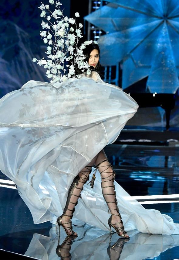 Victoria Secret'ın muhteşem defilesinde yere kapaklandı! 2
